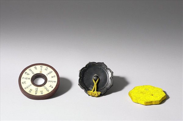 〈寧壽續鑑‧第二十三冊〉鏡匣雕刻木蓋附沈初楷書〈唐人人鏡賦〉