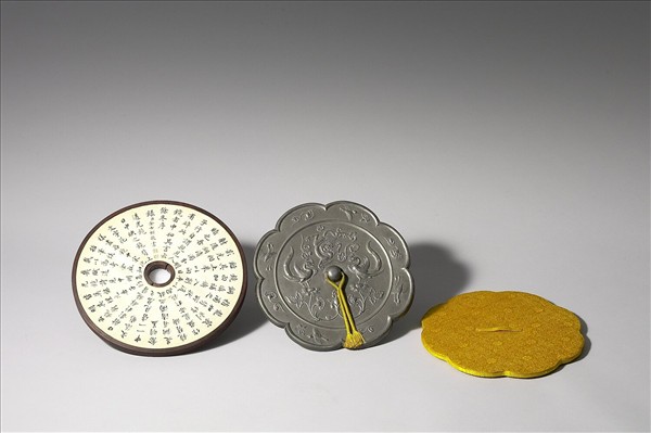 〈寧壽續鑑‧第二十四冊〉鏡匣雕刻木蓋附金士松行書〈餘冬序錄〉