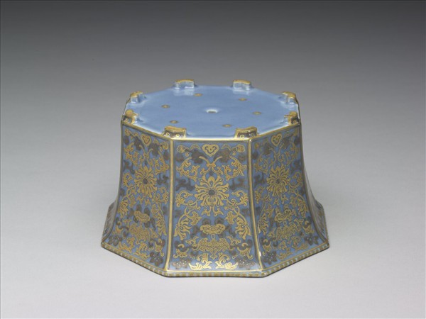 天藍釉描金銀番蓮紋八方盆