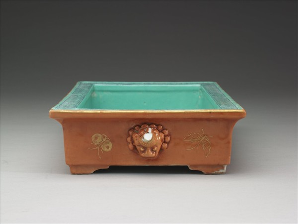 珊瑚紅釉金彩花蝶紋長方盆