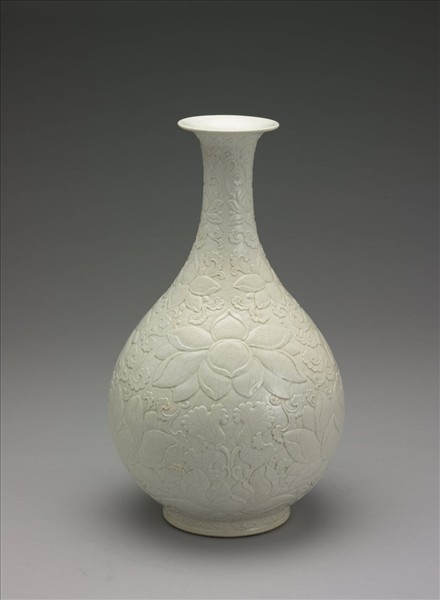 白瓷雕花蓮花紋玉壺春瓶