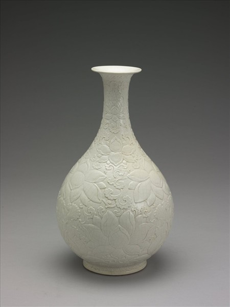 白瓷雕花蓮花紋玉壺春瓶