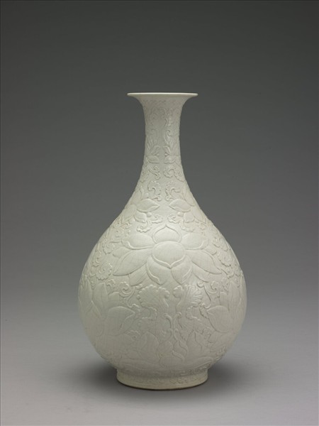 白瓷雕花蓮花紋玉壺春瓶