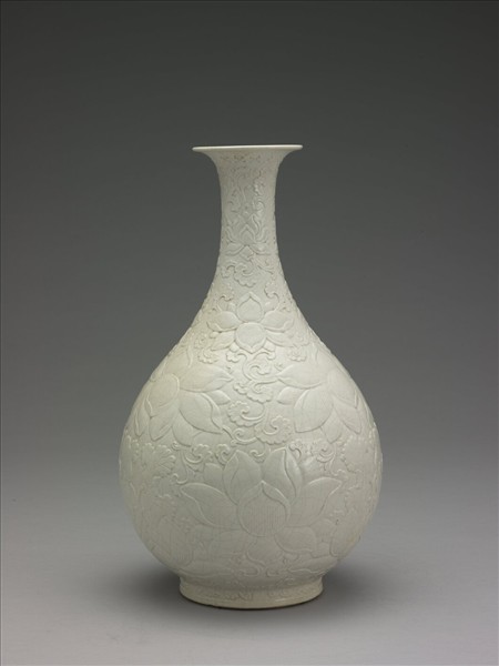 白瓷雕花蓮花紋玉壺春瓶