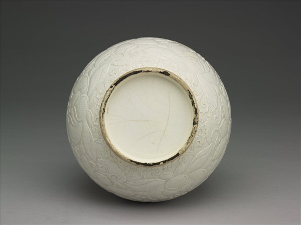 白瓷雕花蓮花紋玉壺春瓶