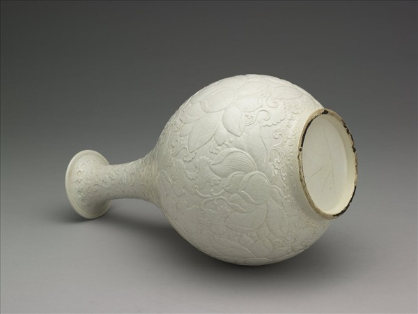 白瓷雕花蓮花紋玉壺春瓶