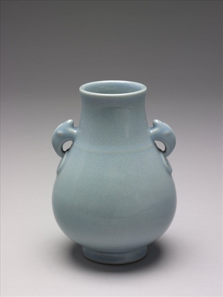 青瓷獸耳暗環瓶