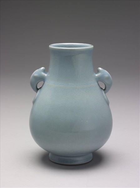 青瓷獸耳暗環瓶