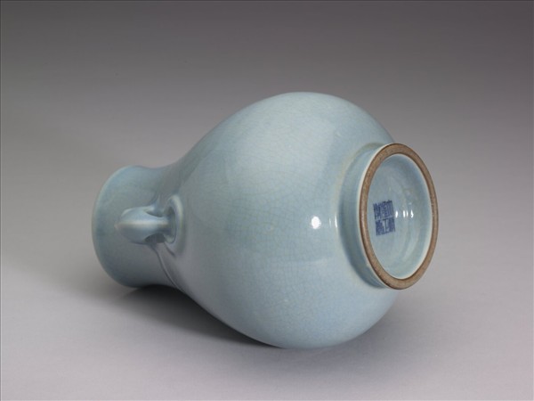 青瓷獸耳暗環瓶