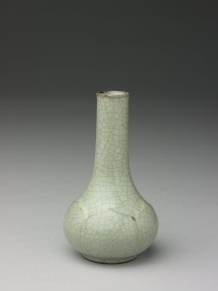仿哥釉蓮瓣紋長頸瓶