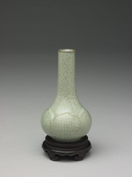 仿哥釉蓮瓣紋長頸瓶