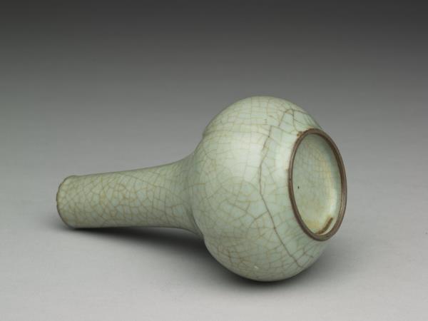 仿哥釉蓮瓣紋長頸瓶