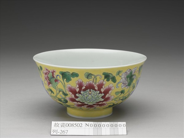 琺瑯彩黃地牡丹紋碗