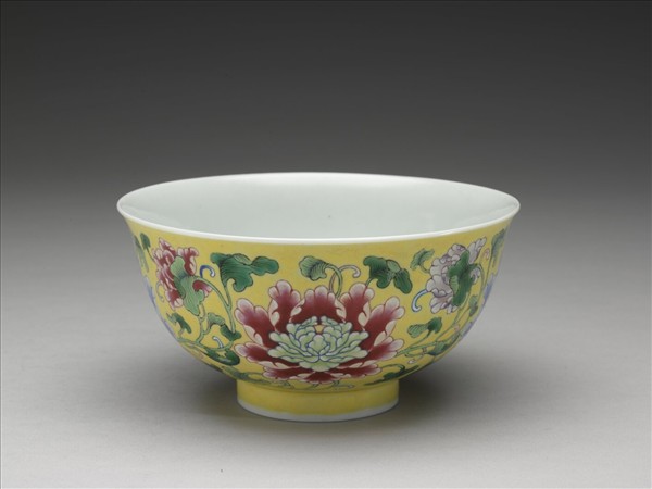 琺瑯彩黃地牡丹紋碗