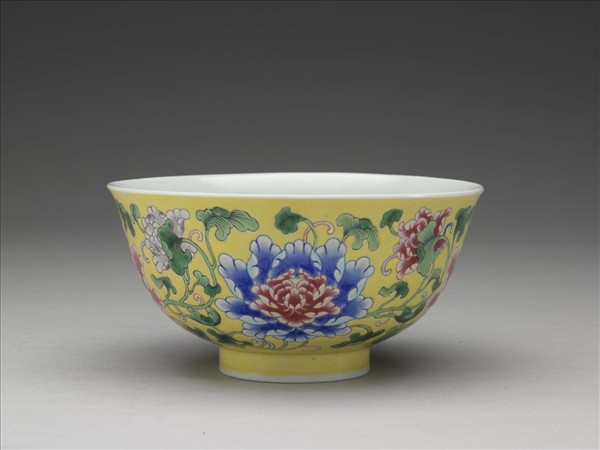 琺瑯彩黃地牡丹紋碗