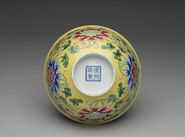 琺瑯彩黃地牡丹紋碗