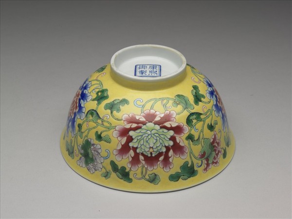 琺瑯彩黃地牡丹紋碗