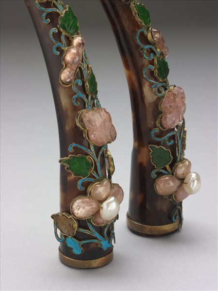 玳瑁嵌珠寶花卉指甲套