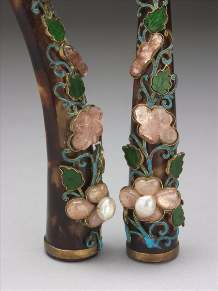 玳瑁嵌珠寶花卉指甲套