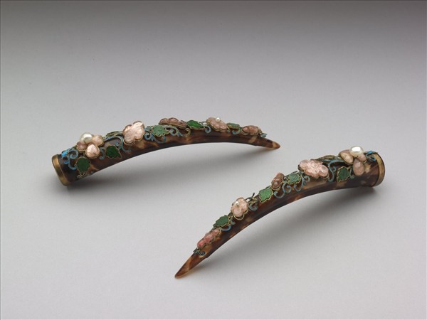 玳瑁嵌珠寶花卉指甲套