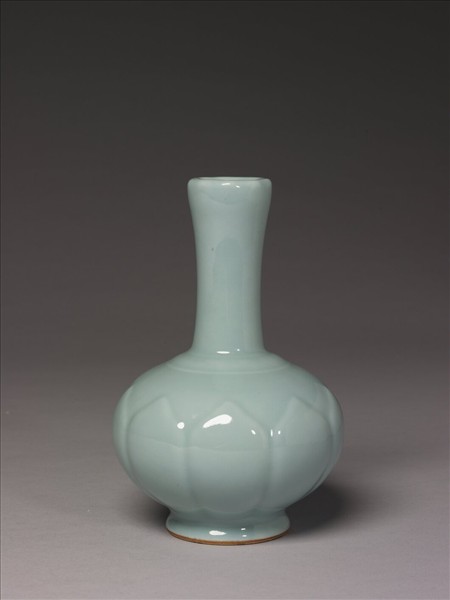 青瓷蓮瓣紋長頸瓶