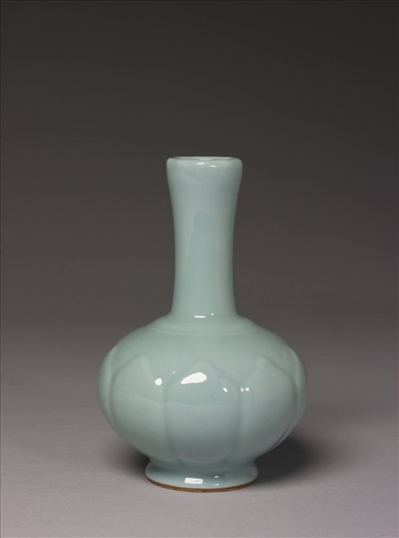 青瓷蓮瓣紋長頸瓶