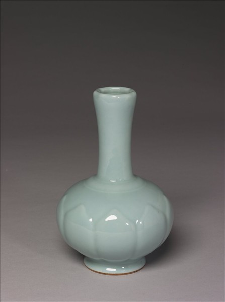青瓷蓮瓣紋長頸瓶