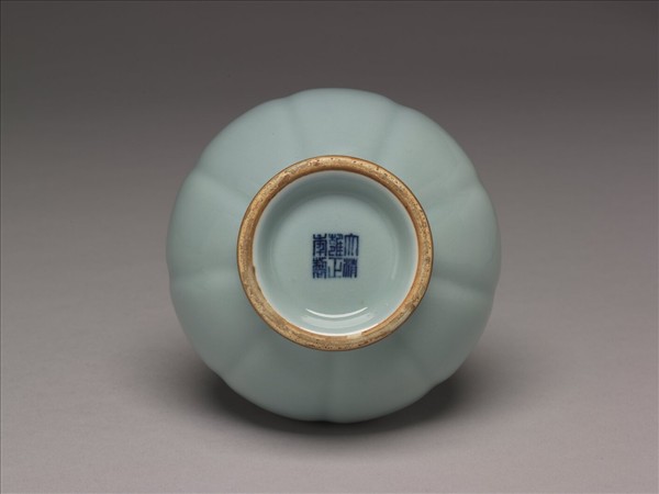 青瓷蓮瓣紋長頸瓶