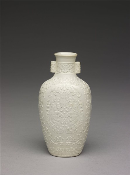 白瓷印花夔龍紋貫耳瓶