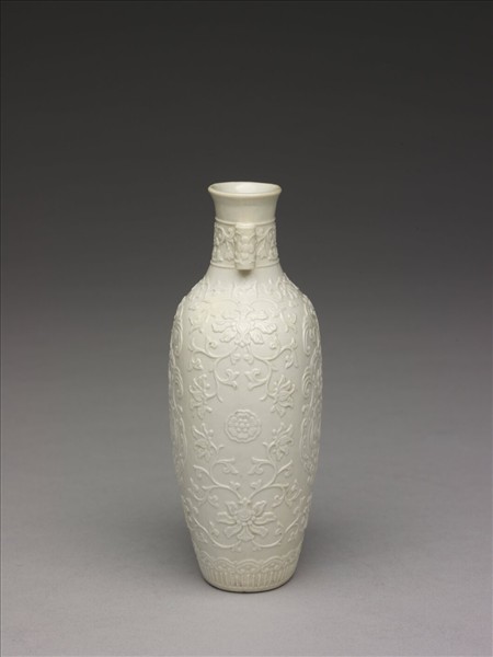 白瓷印花夔龍紋貫耳瓶