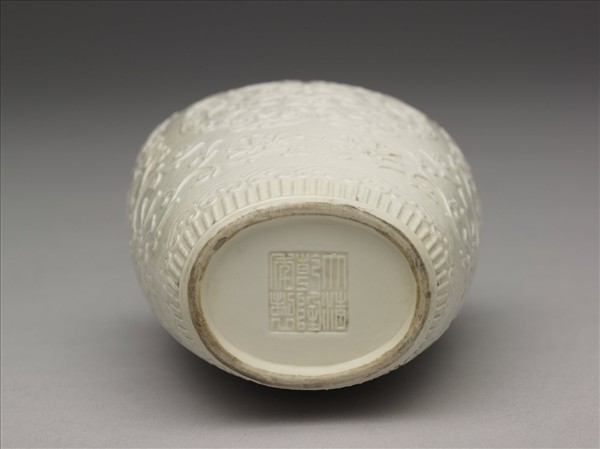 白瓷印花夔龍紋貫耳瓶