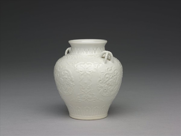 白瓷夔龍紋罍式瓶