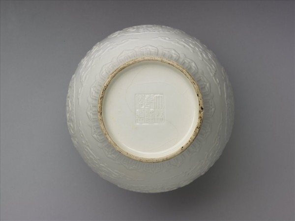 白瓷夔龍紋罍式瓶