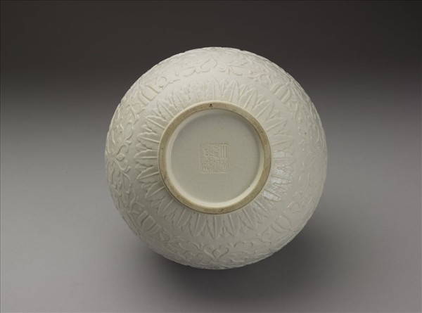 白瓷福壽紋石榴瓶