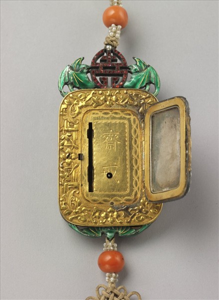 內填琺瑯嵌珠西洋人物齋戒牌