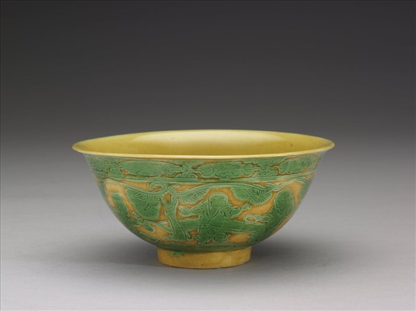 黃地綠彩嬰戲圖碗