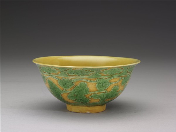 黃地綠彩嬰戲圖碗