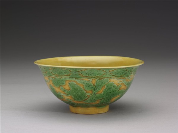 黃地綠彩嬰戲圖碗