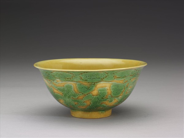 黃地綠彩嬰戲圖碗