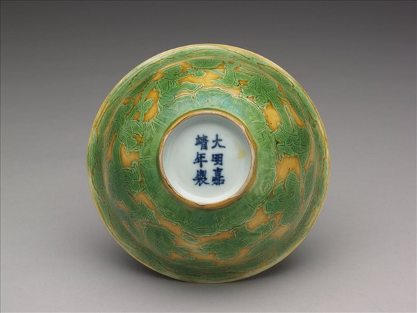 黃地綠彩嬰戲圖碗