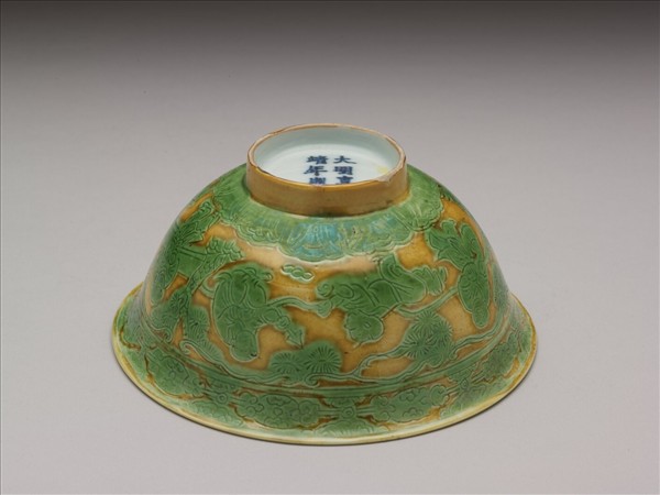 黃地綠彩嬰戲圖碗