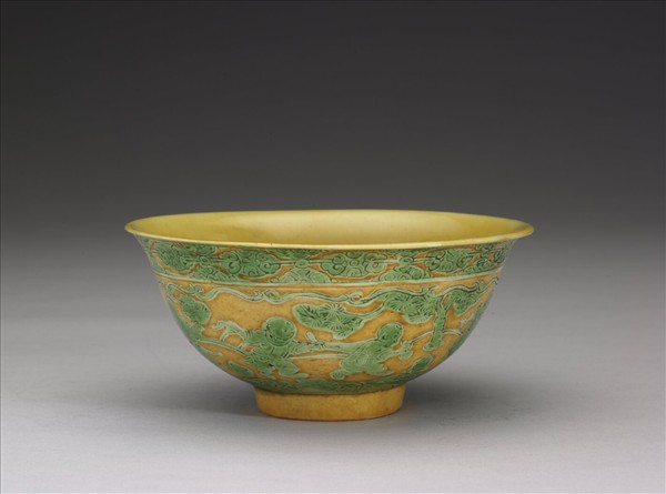 黃地綠彩嬰戲圖碗