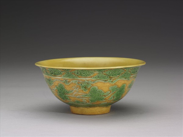 黃地綠彩嬰戲圖碗