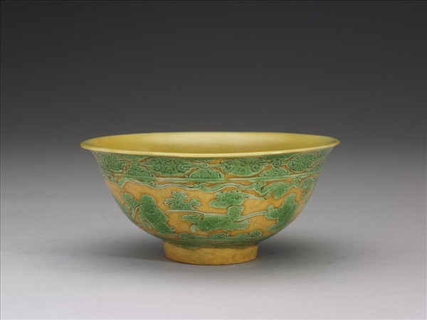 黃地綠彩嬰戲圖碗