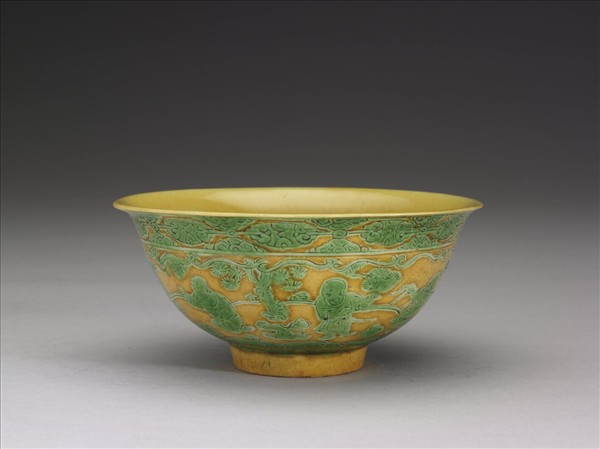 黃地綠彩嬰戲圖碗
