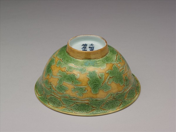 黃地綠彩嬰戲圖碗