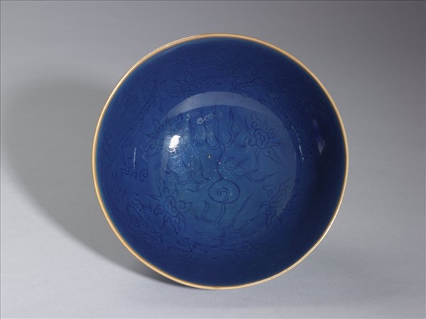 霽青釉雲龍紋墩子碗