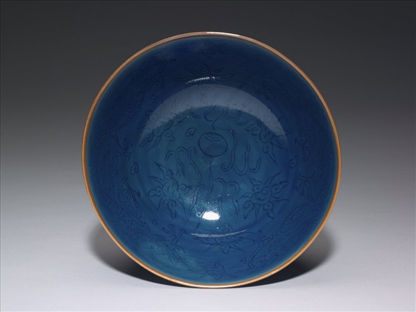 霽青釉雲龍紋墩子碗