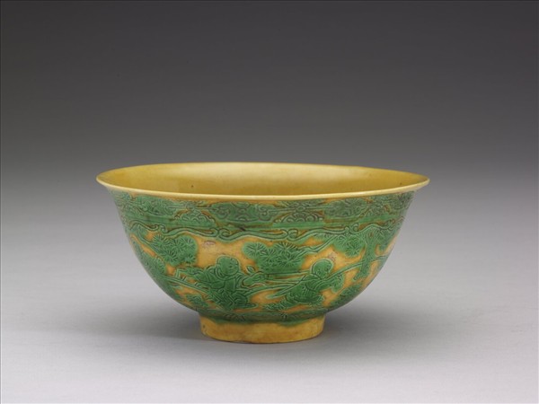 黃地綠彩嬰戲圖碗