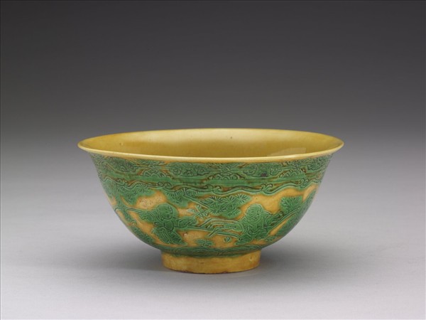 黃地綠彩嬰戲圖碗